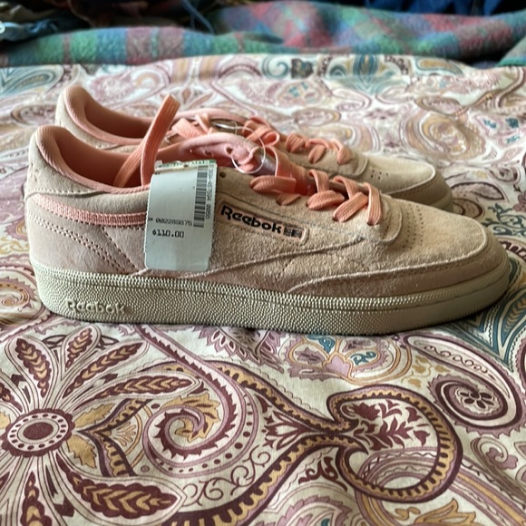 NWT suede Reebok sneakers - Picture 2 of 6